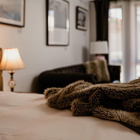 Daylesford Art Motel Exterior photo A bed with a throw
