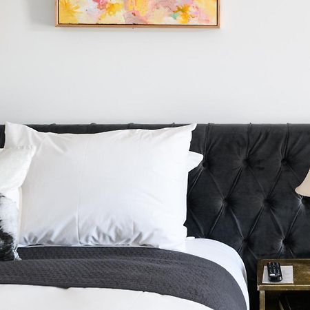 Daylesford Art Motel Exterior photo A bed with a headboard