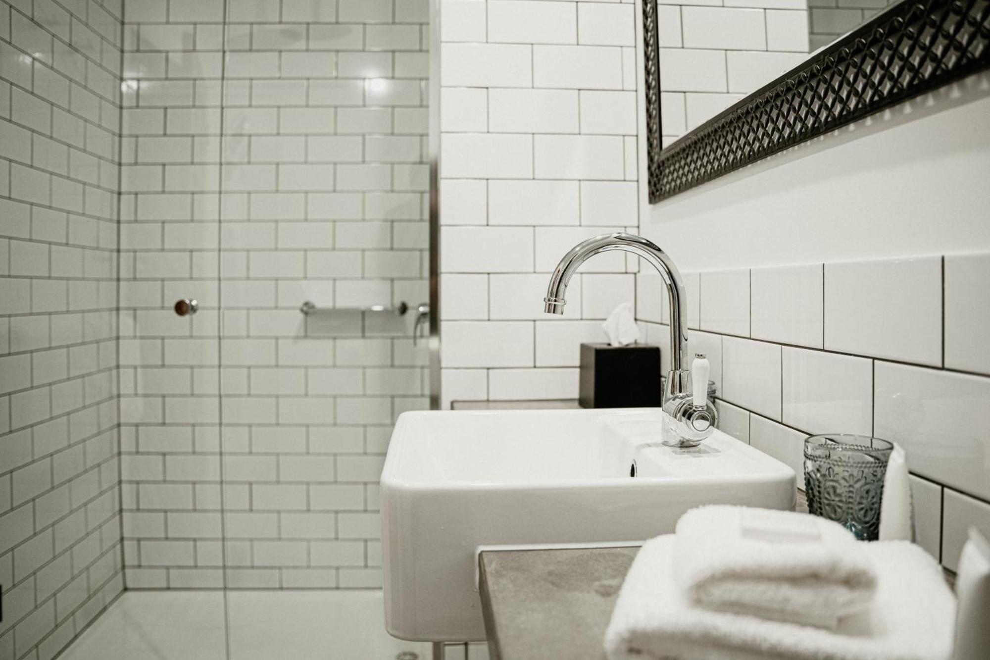 Daylesford Art Motel Exterior photo Bathroom