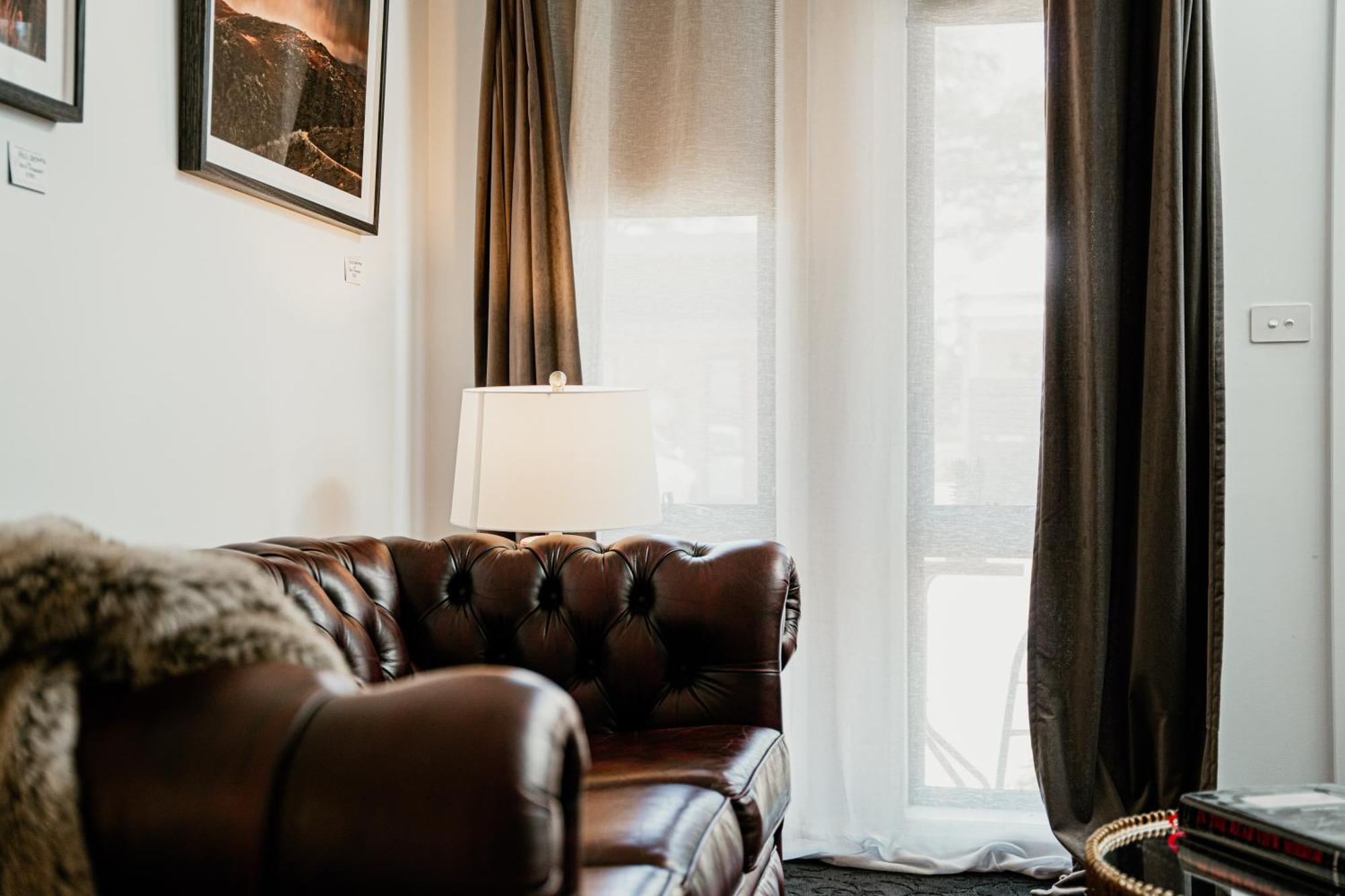 Daylesford Art Motel Exterior photo A living room with a leather sofa