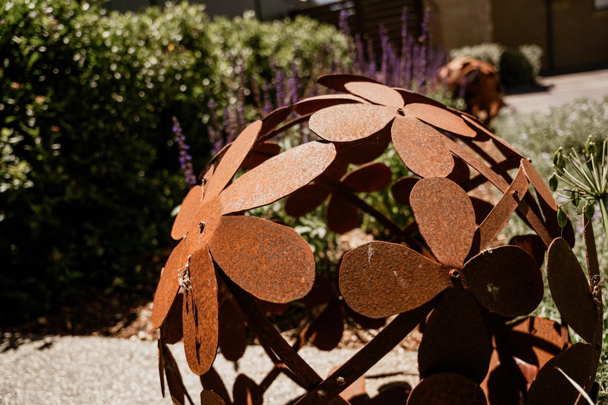 Daylesford Art Motel Exterior photo A sculpture in the garden