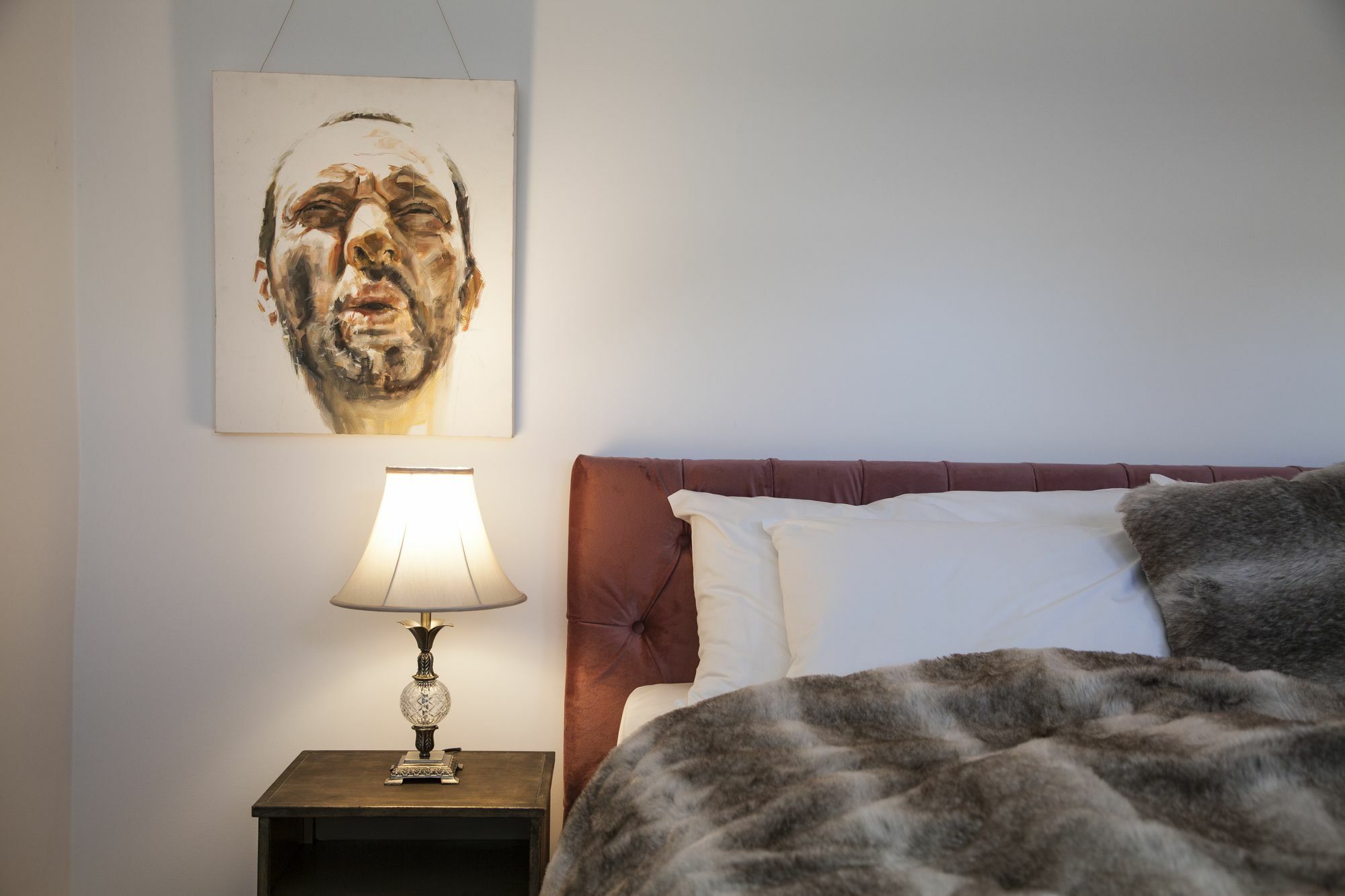 Daylesford Art Motel Exterior photo A bedroom with a table lamp