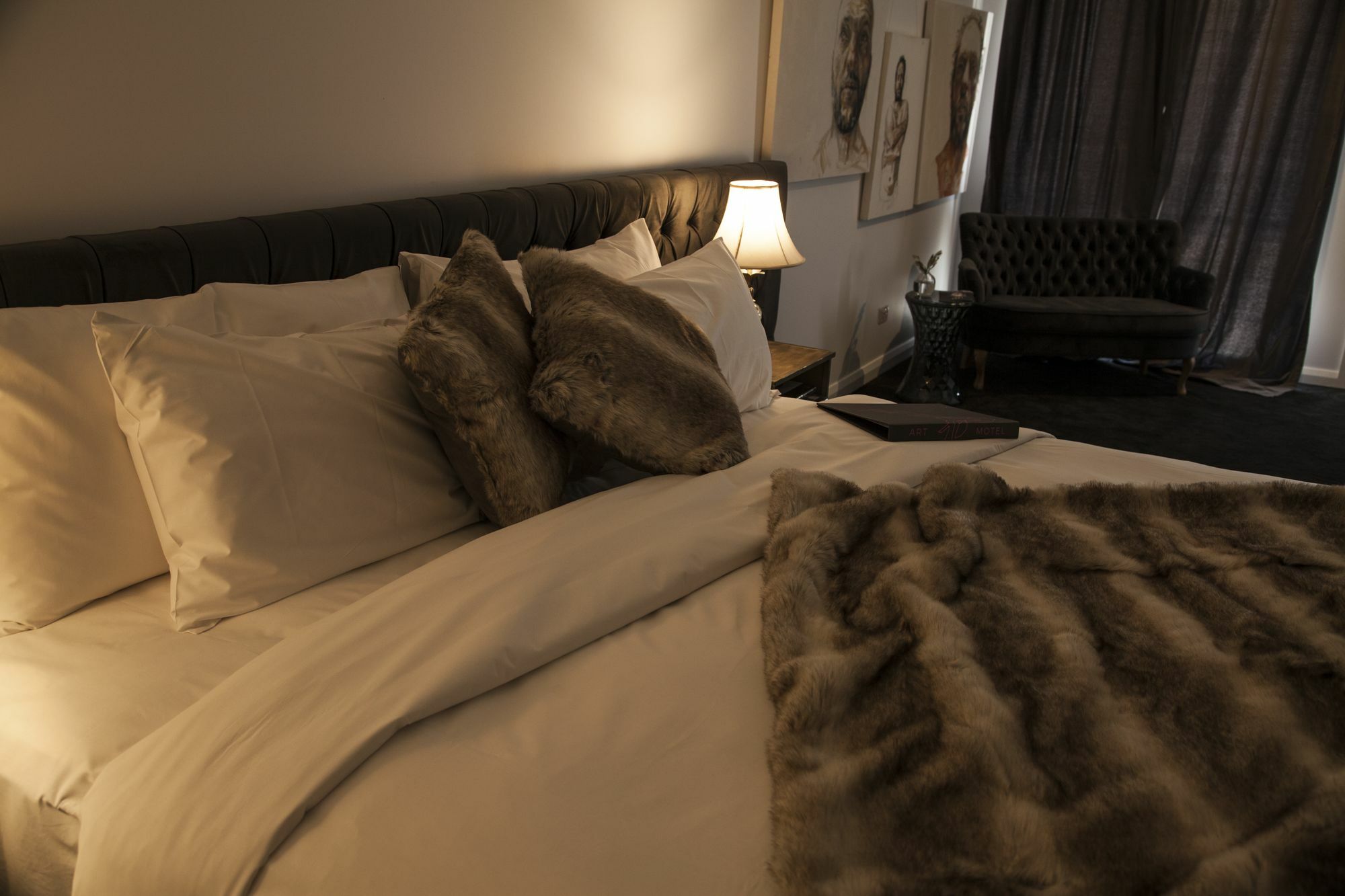 Daylesford Art Motel Exterior photo A bed with a throw