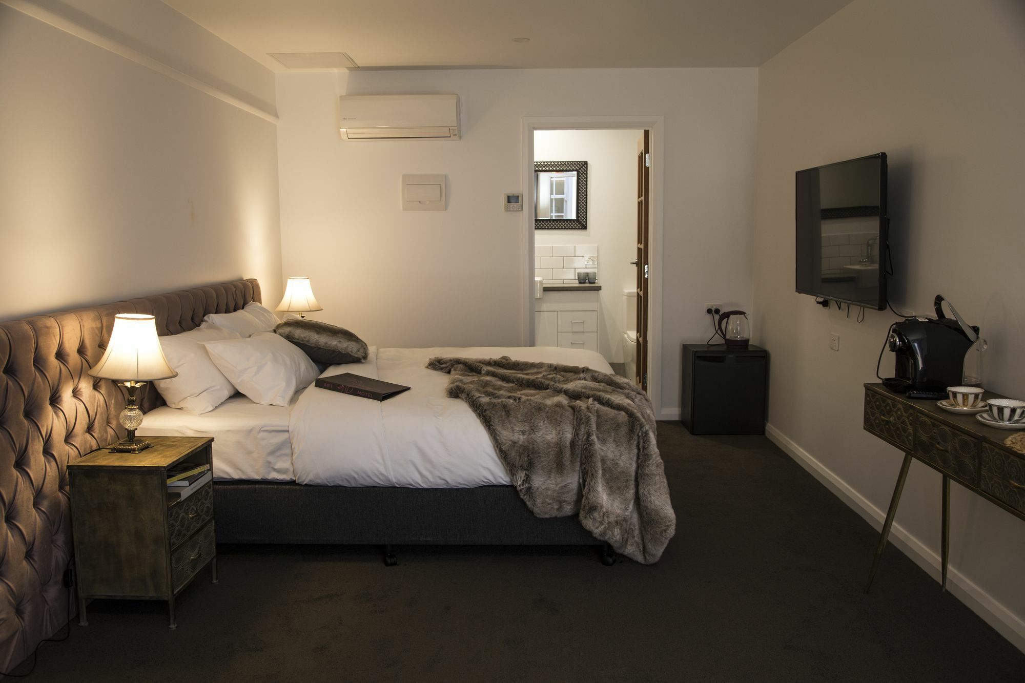 Daylesford Art Motel Exterior photo A room at the hotel