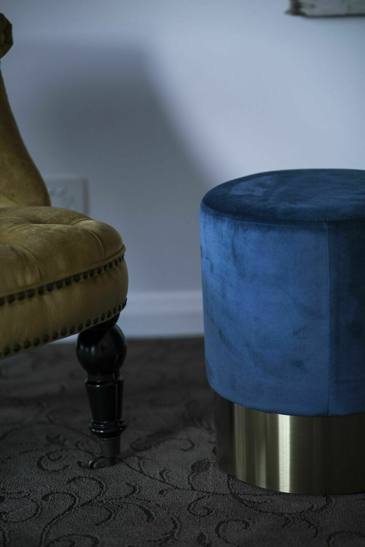 Daylesford Art Motel Exterior photo A blue velvet stool